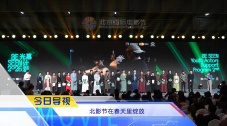 客厅里ying乱亲女h视频
